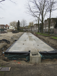 907930 Afbeelding van de constructie van een waterberging bij de Idenburgstraat te Utrecht, vanaf de Schermerhornstraat.